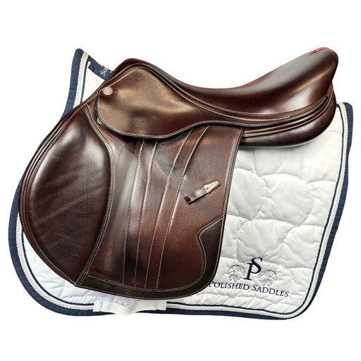 Polished Saddles brown calfskin leather Equipe EKGO 17.5 inch jumping saddle with medium knee rolls and white contrast stitching.